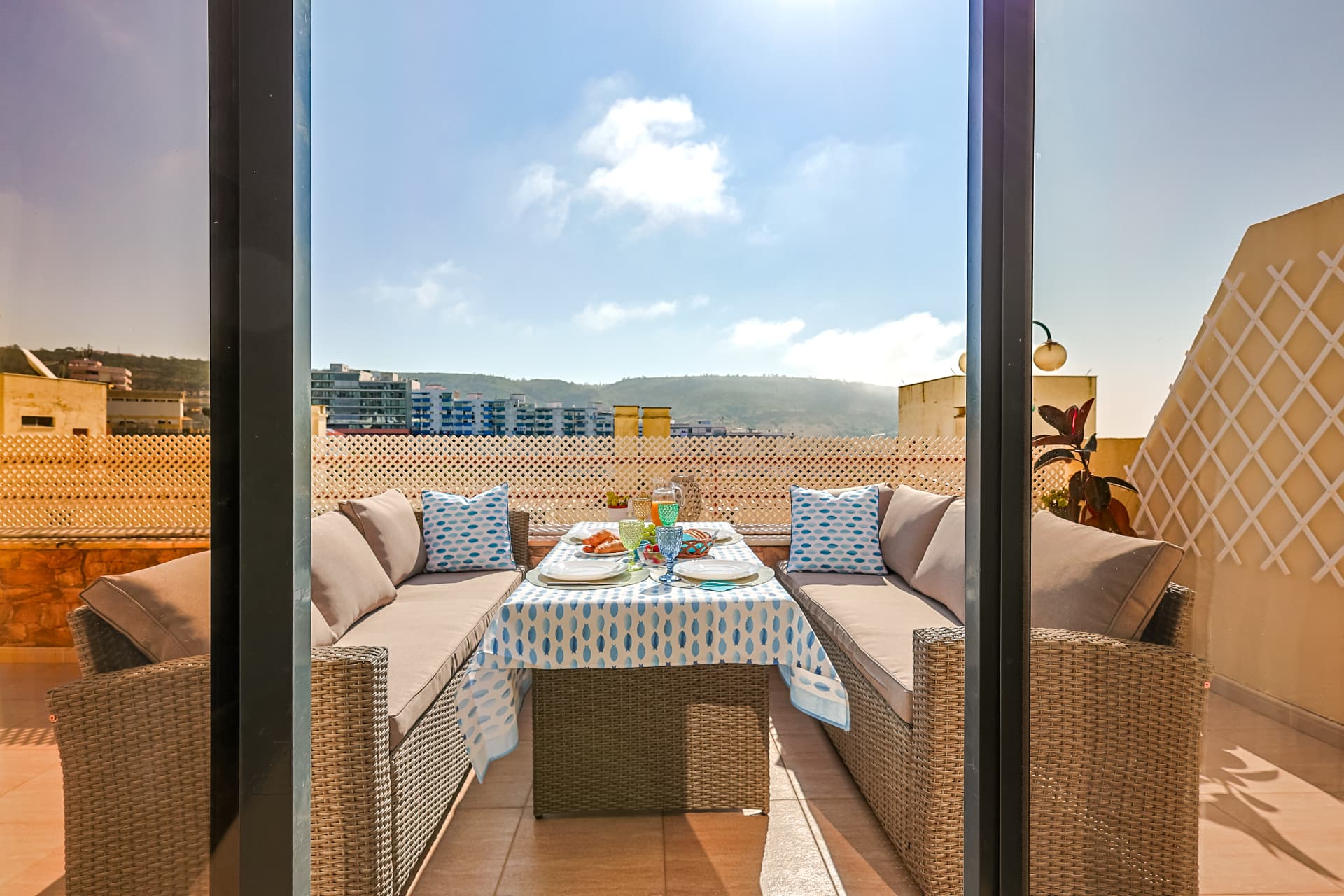 Casa branca tradicional em Sesimbra com vista para o Atlântico ao pôr do sol