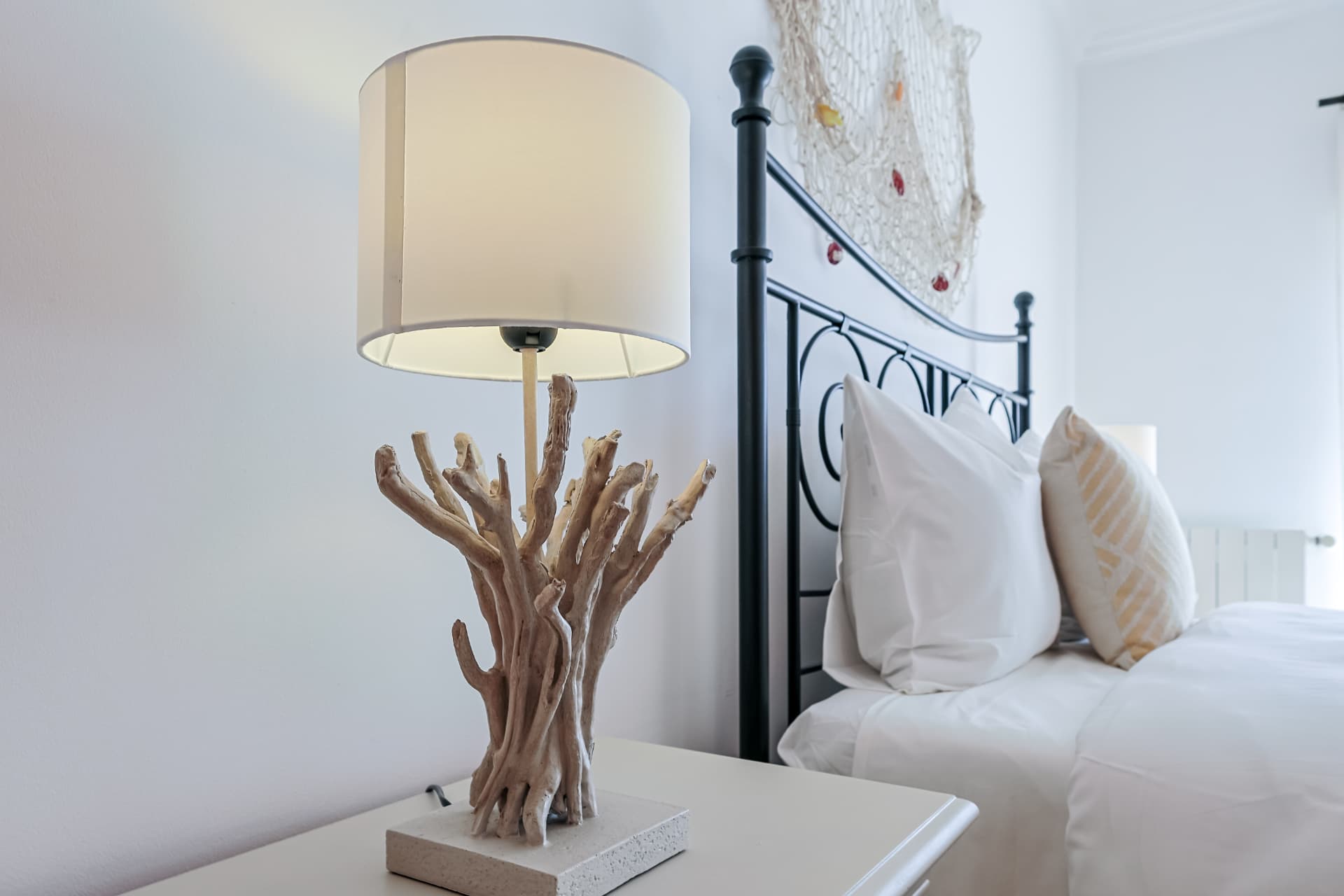 Cortinas de linho ao vento junto a uma janela de madeira
